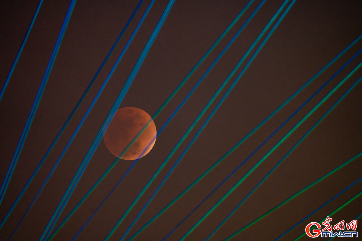 元宵节牵手月全食｜天幕悬红镜，人间闹元宵