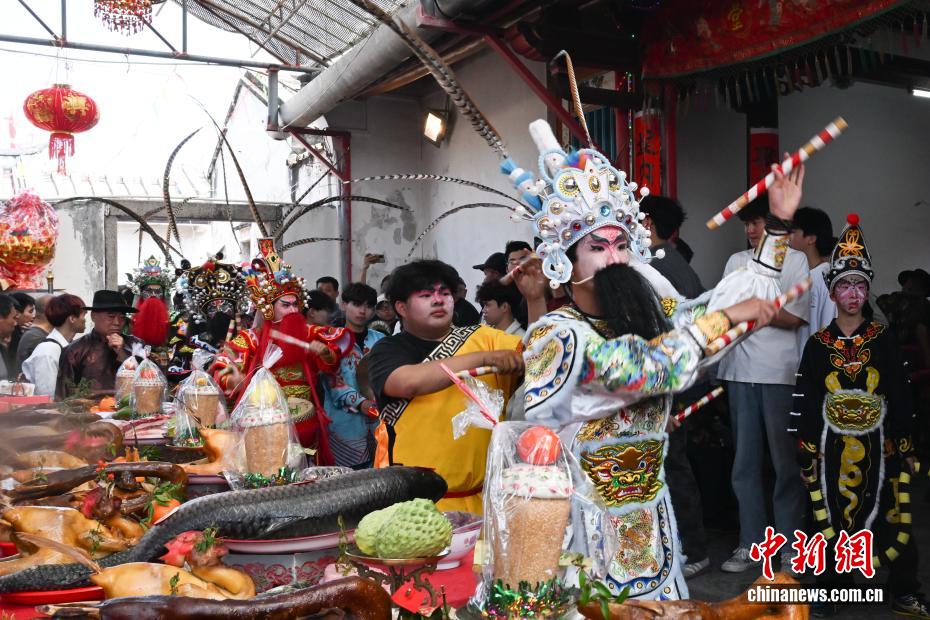 广东潮州乡村英歌队展风采