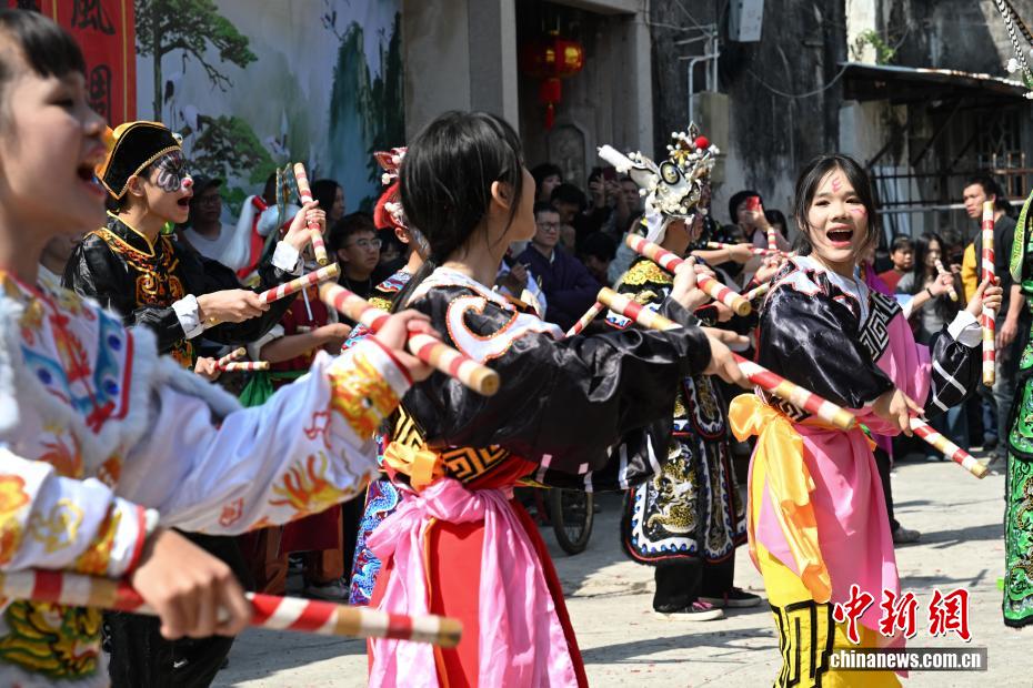 广东潮州乡村英歌队展风采 广东潮州乡村英歌队展风采