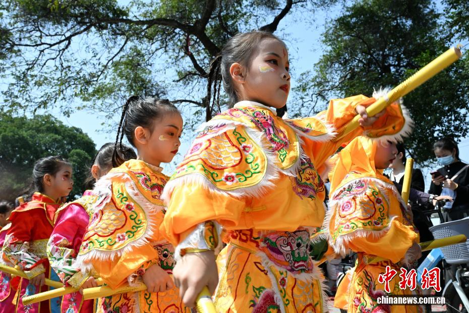广东潮州乡村英歌队展风采 广东潮州乡村英歌队展风采