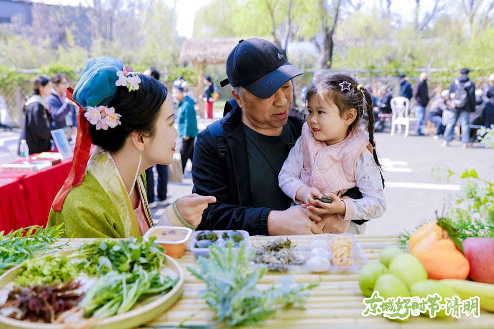 编柳环、吃青团……北京百余市民沉浸式感受清明文化魅力