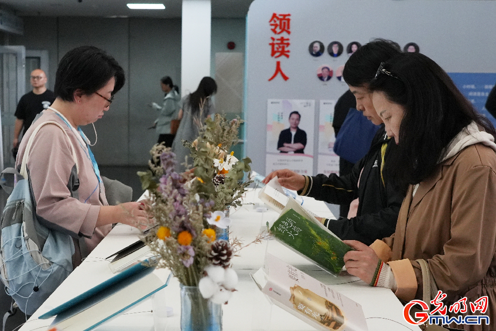 组图丨正是读书好时节 读者在国家图书馆共享阅读乐趣