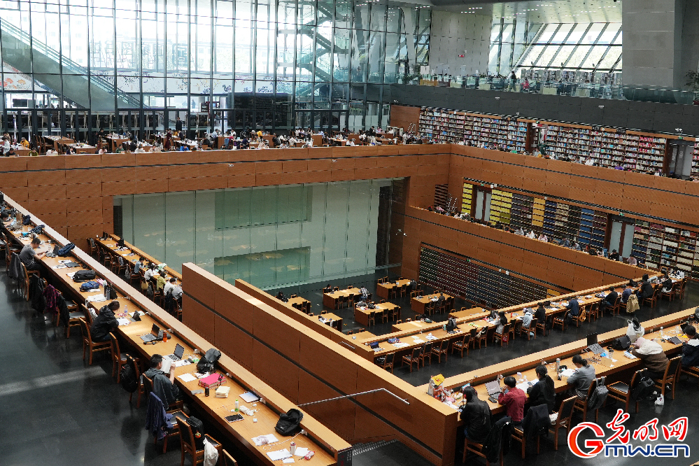 组图丨正是读书好时节 读者在国家图书馆共享阅读乐趣