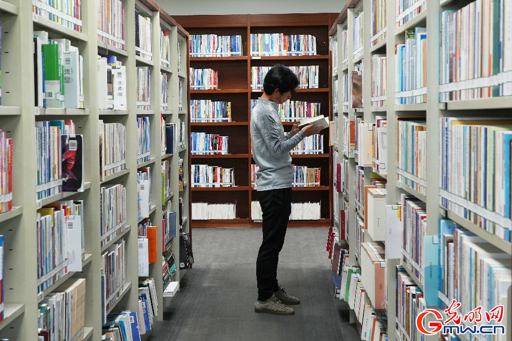 组图丨正是读书好时节 读者在国家图书馆共享阅读乐趣