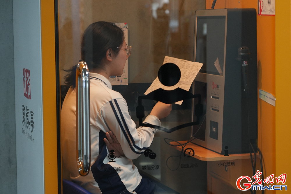 组图丨正是读书好时节 读者在国家图书馆共享阅读乐趣