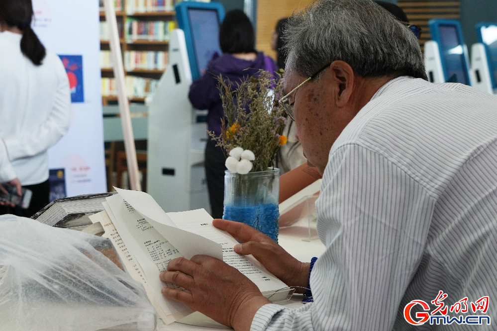 组图丨正是读书好时节 读者在国家图书馆共享阅读乐趣