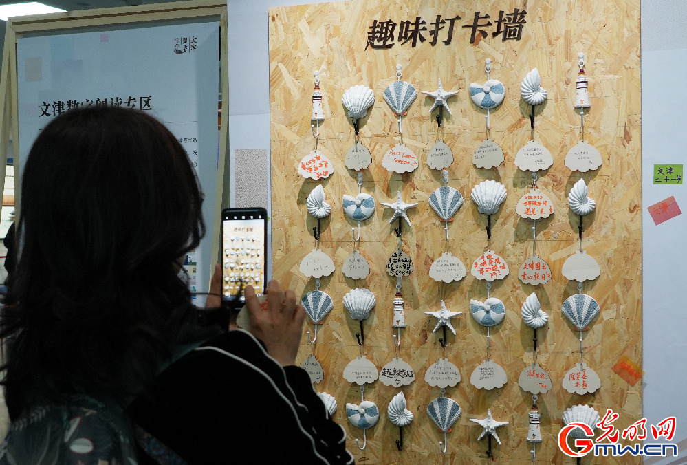 组图丨正是读书好时节 读者在国家图书馆共享阅读乐趣