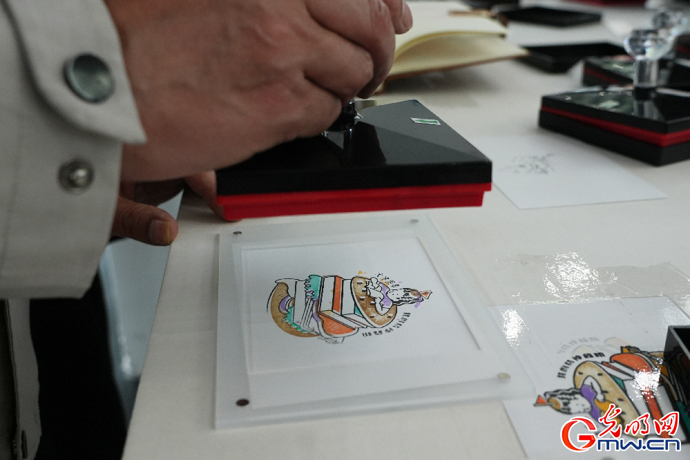 组图丨正是读书好时节 读者在国家图书馆共享阅读乐趣