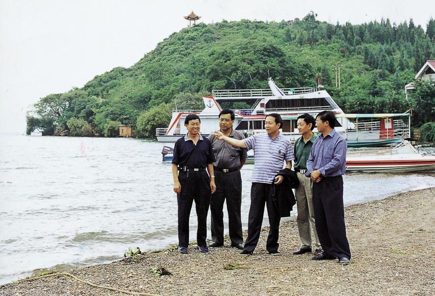 联合国环保艺术大师袁熙坤:小车不倒只管推 联合国环保艺术大师袁熙坤:小车不倒只管推