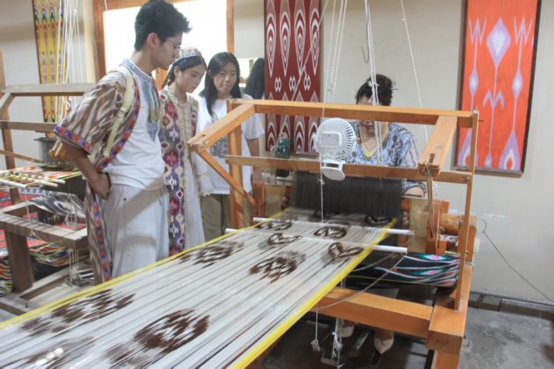 数字存档守根脉 多语传播续文脉——塔里木大学丝路艾德莱斯非遗传承实践团探索非遗保护新路径