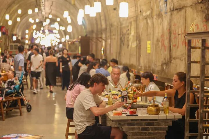 在“火炉”重庆,老外为何直呼“Cool”