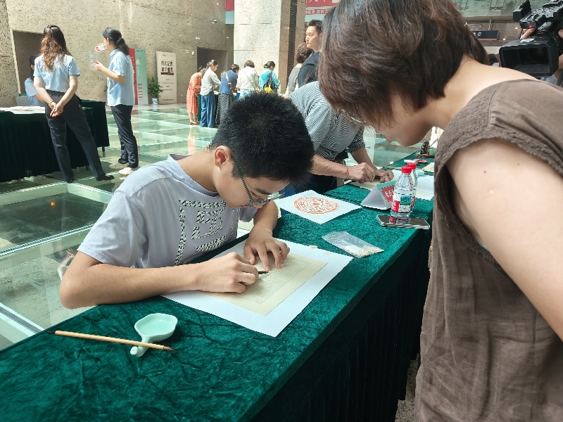 山川毓秀 故纸含情——2026年“网络中国节·七夕”中华传统晒书活动在江苏南京举办