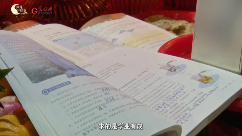 【纪录片《月亮是共同的》第一集：拜月娘】作业本、化妆品……中秋拜月还有这些新花样