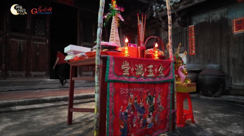 【纪录片《月亮是共同的》第一集：拜月娘】作业本、化妆品……中秋拜月还有这些新花样