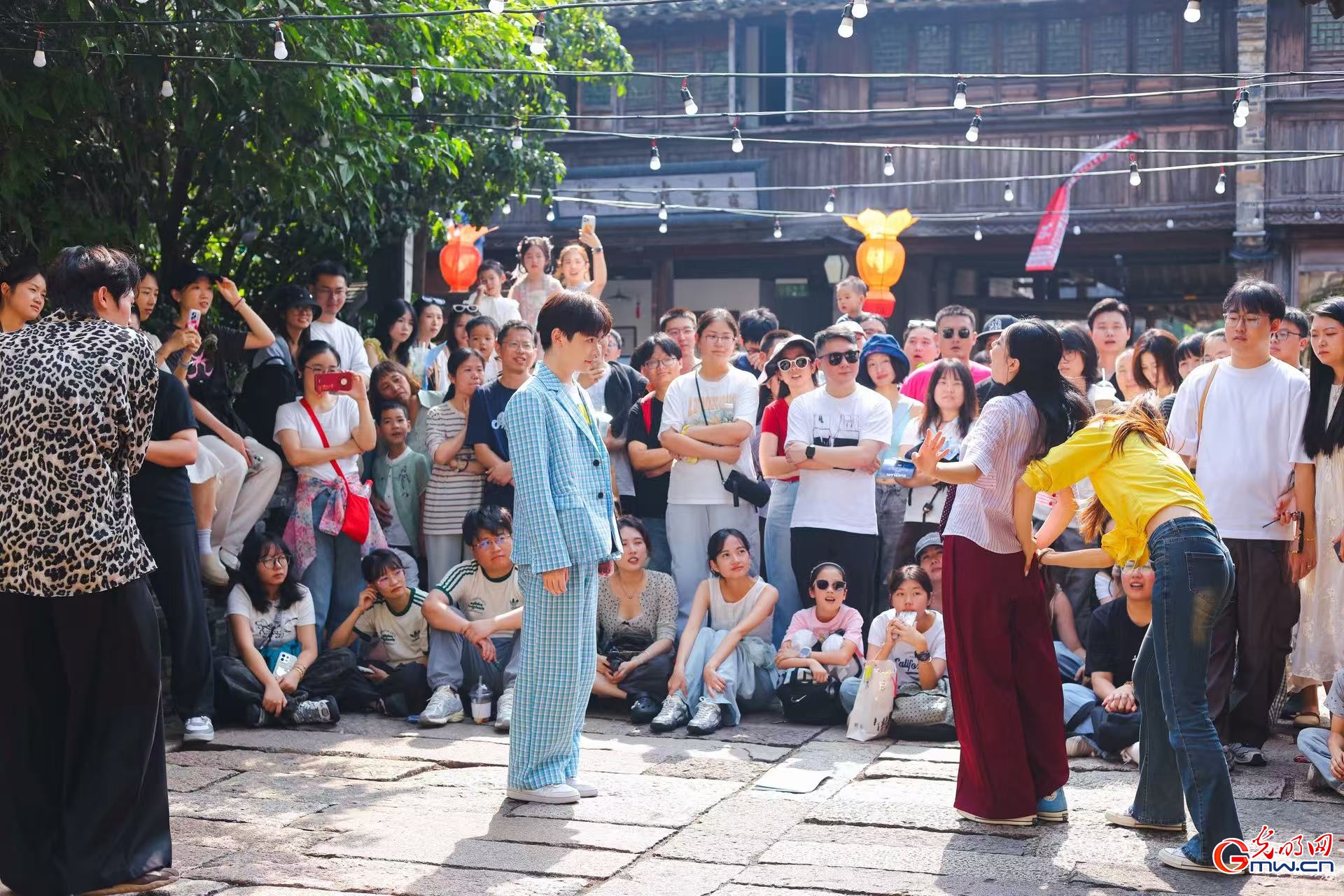 街巷为台,游人入戏——第十三届乌镇戏剧节一瞥 街巷为台,游人入戏——第十三届乌镇戏剧节一瞥