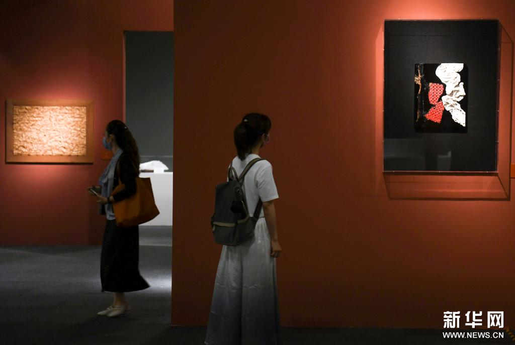 第二届全国工艺美术作品展在京开幕