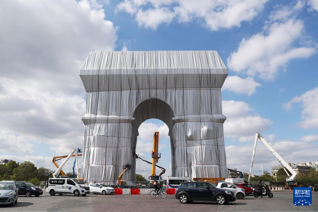 “被包裹的凯旋门”艺术展揭幕式在巴黎举行