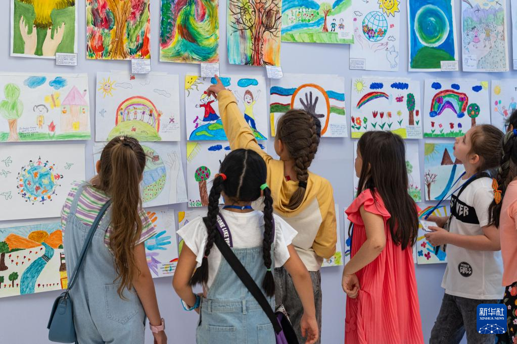 塔什干举行“六一”儿童绘画展