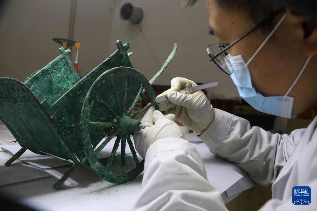 甘肃敦煌：修复馆藏文物 延续历史脉络