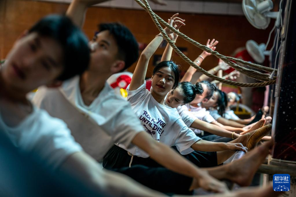 耿马歌舞团：传播民族文化 舞动精彩人生
