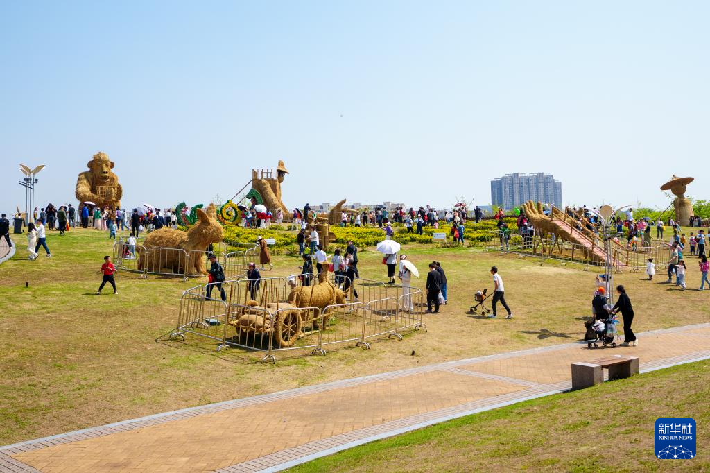 江西南昌：与“稻草人”共享春光