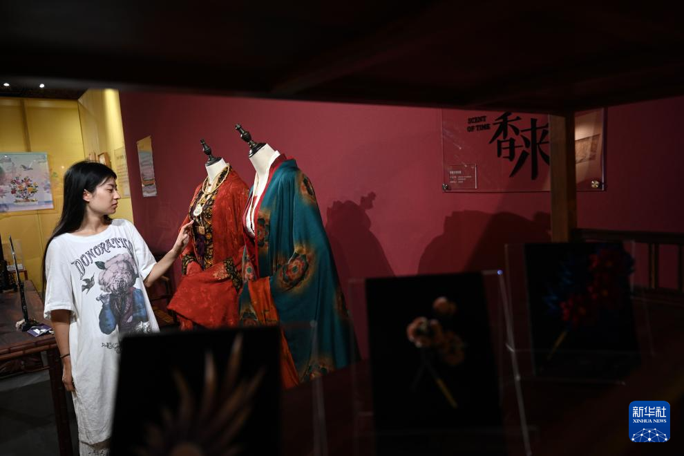 全球通讯！传统织染绣艺术与生活展在北京景山公园开幕
