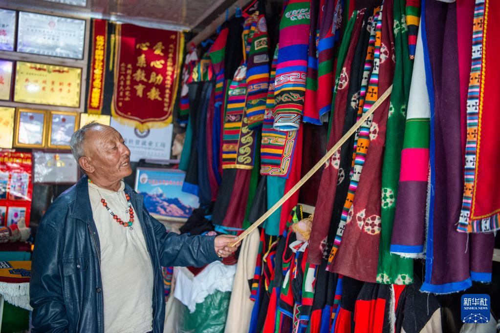 动态：西藏非遗传承人：让“五彩彩虹服”更加鲜艳