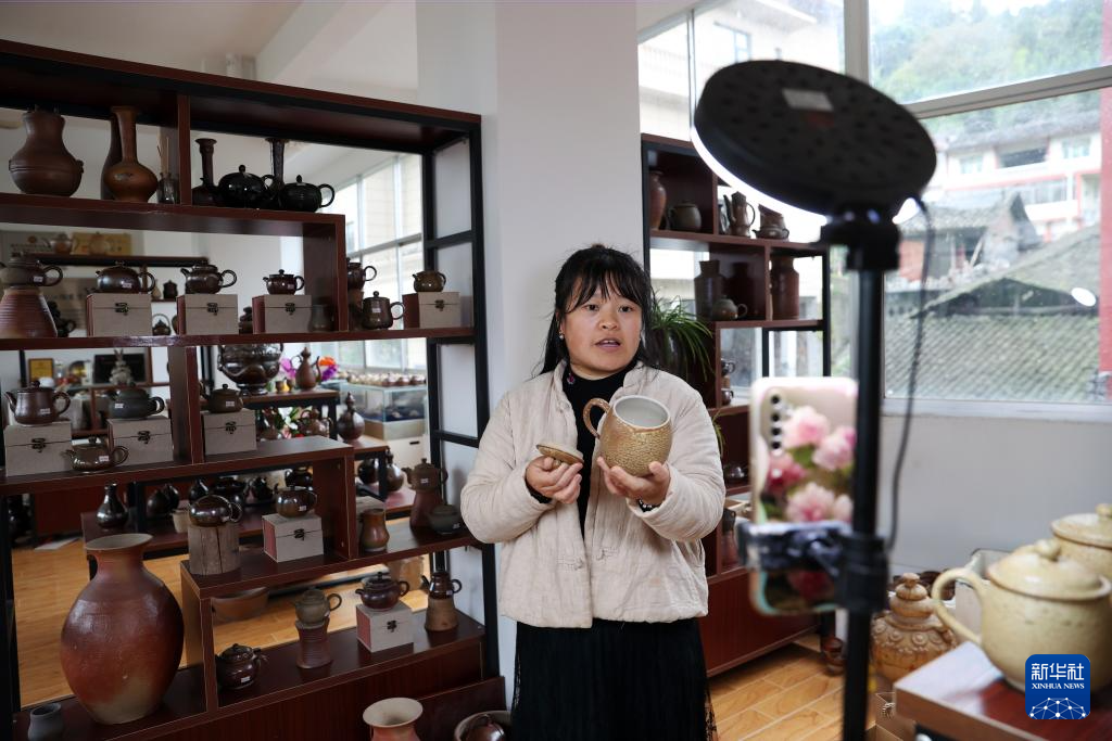 重庆黔江：传承非遗土陶技艺 助力乡村振兴