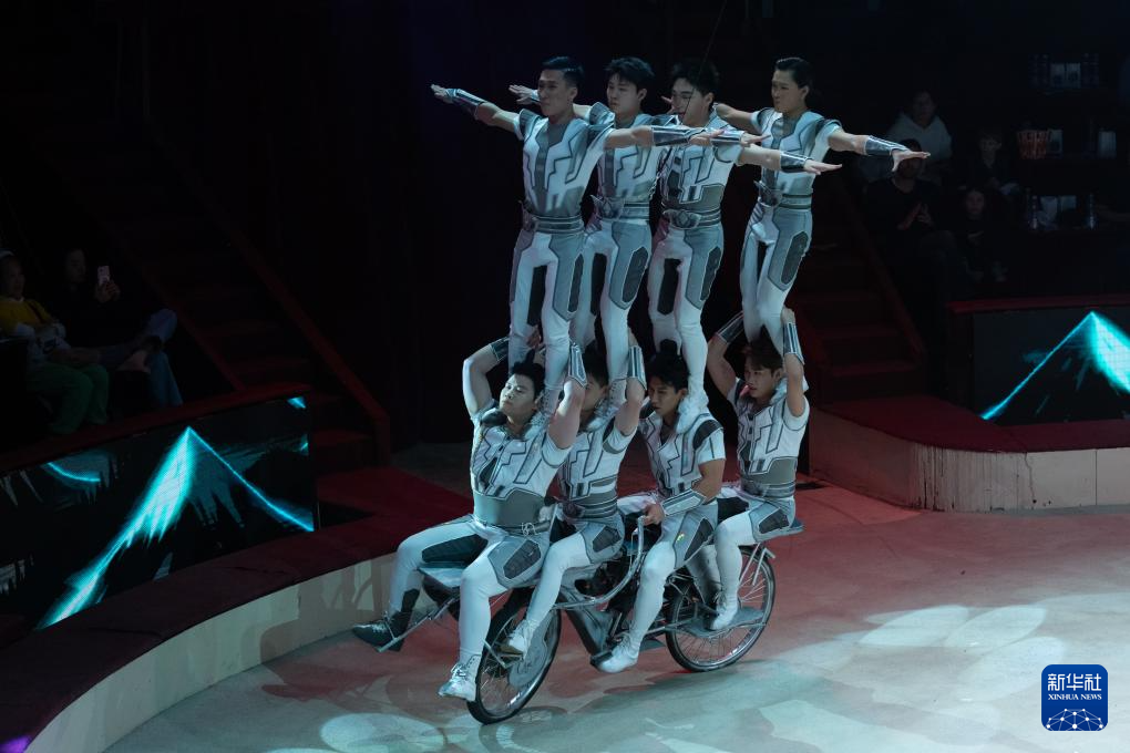 中国杂技演员亮相布达佩斯国际马戏节