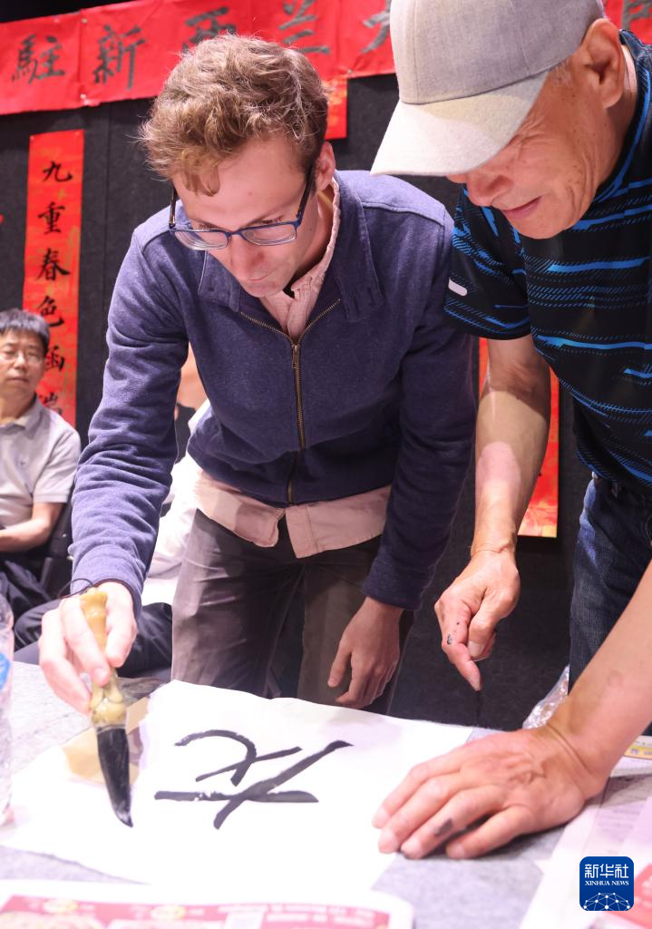 多彩春节活动在多国举行