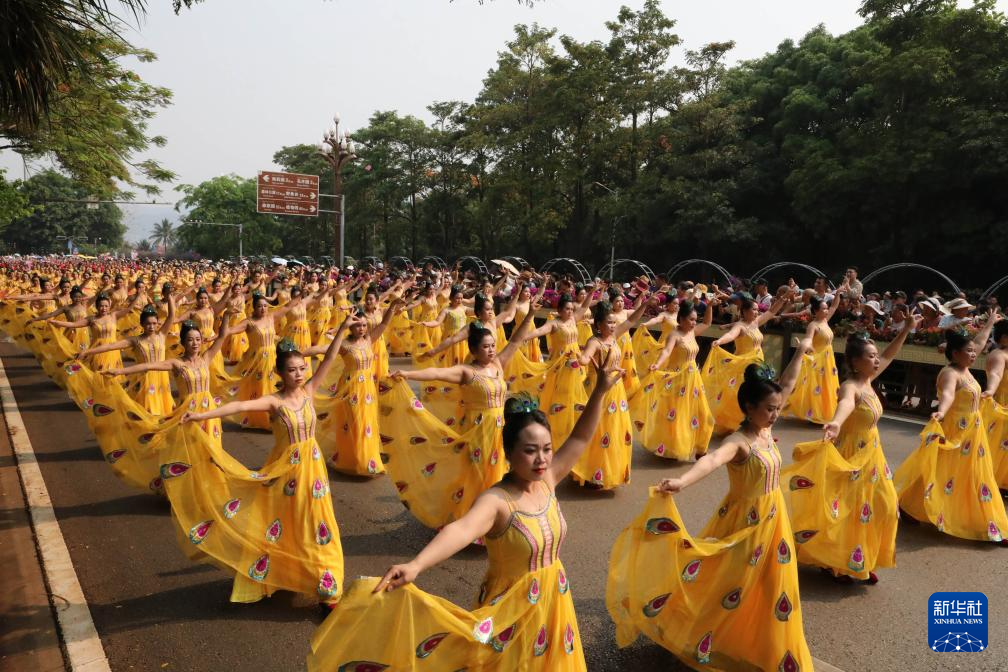 云南西双版纳举行泼水节民族民间文化游演
