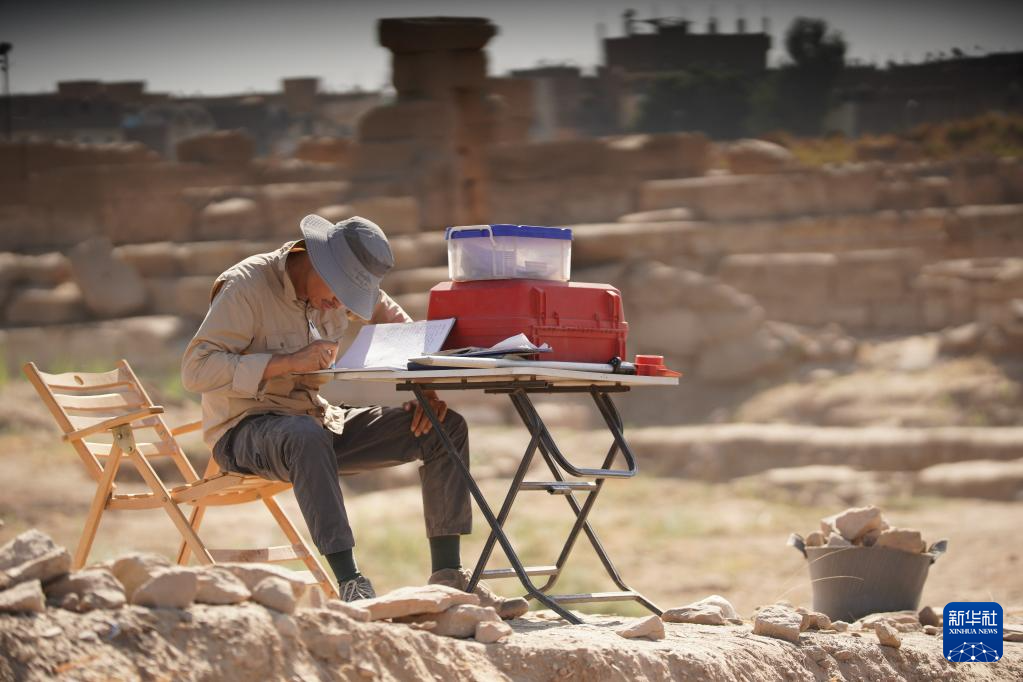 中埃联合考古队揭开埃及古都神庙面纱