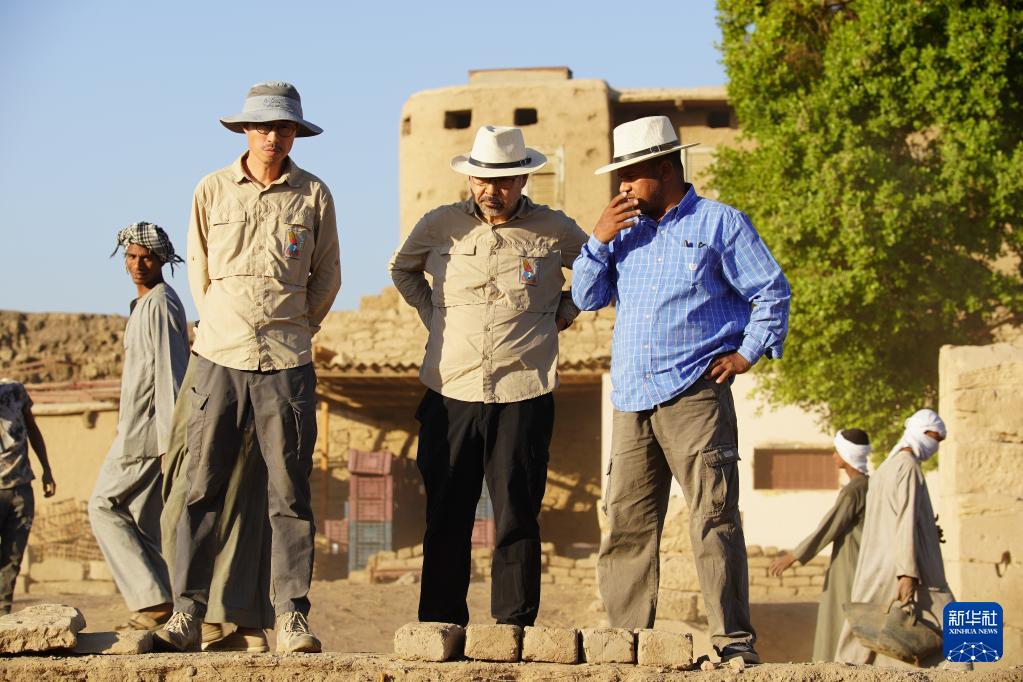 中埃联合考古队揭开埃及古都神庙面纱