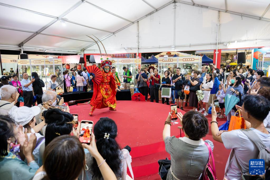 特写:现代生活“邂逅”传统文化——在维园品民俗韵味