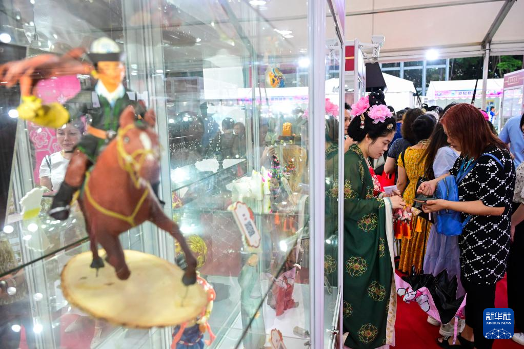 特写:现代生活“邂逅”传统文化——在维园品民俗韵味