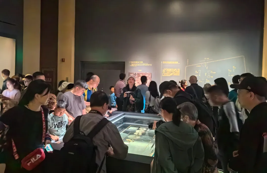 游客正在南昌汉代海昏侯国遗址博物馆参观.