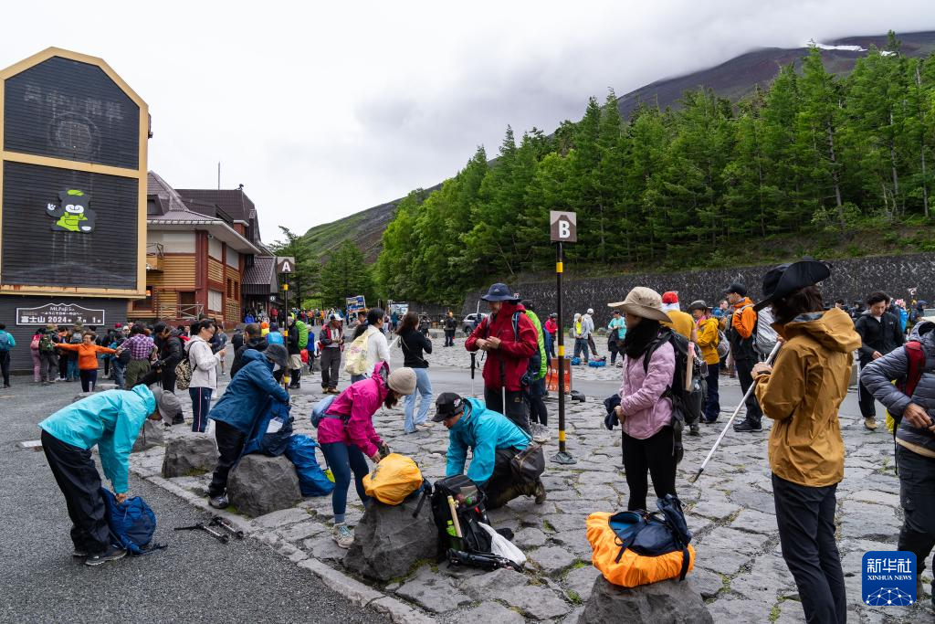 日本：富士山迎来登山季 首次收门票并限流