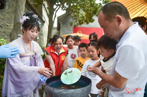 【节气里的大美中国】一把漆扇迎大暑——非遗漆扇迎夏新风尚