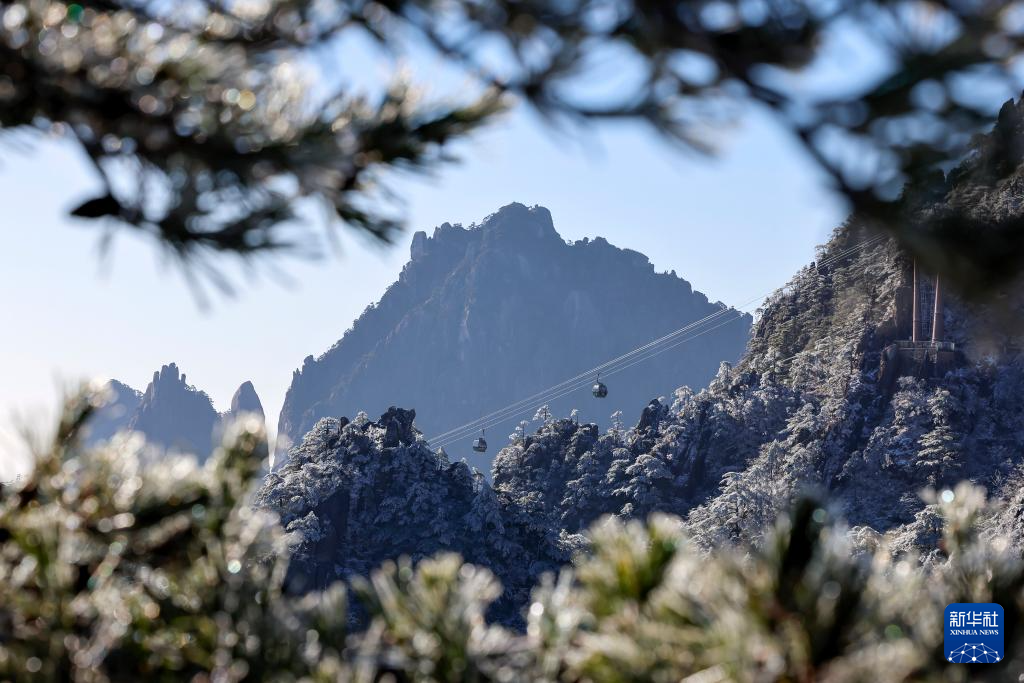 安徽黄山迎入冬初雪