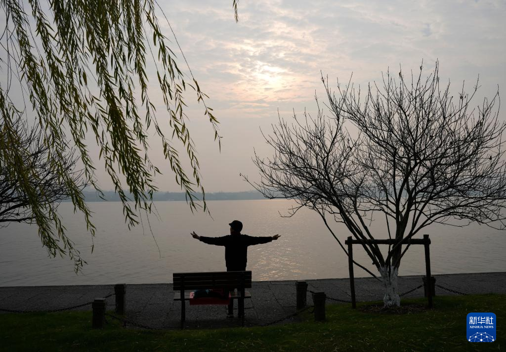 晨游西湖赏冬景