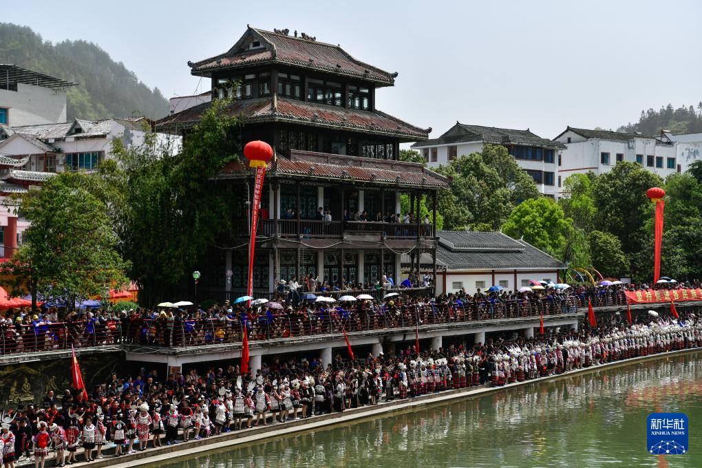 贵州台江：姊妹节上万人唱响翁你河