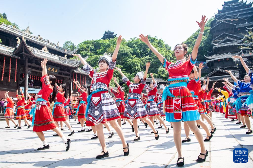重庆：欢庆苗族传统节日踩花山节
