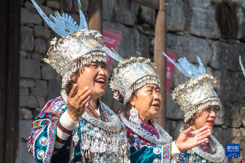 重庆：欢庆苗族传统节日踩花山节