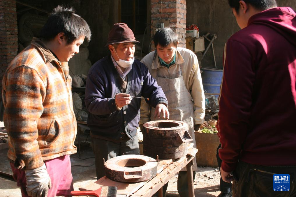 铅锡刻镂：飞刀走线，青铜“生花”