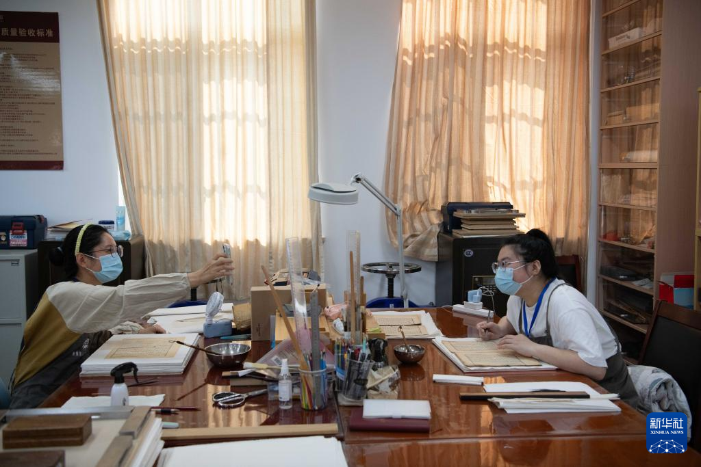 文化中国行·守宝人｜走近百年图书馆里的古籍守护者