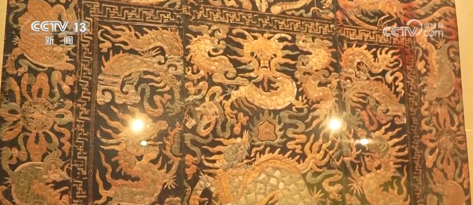 暑日“打卡”博物馆特色展览 “文化消暑”成为假期出游新风尚