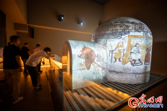 组图｜这家博物馆，用3D Mapping把古墓壁画“请出来”
