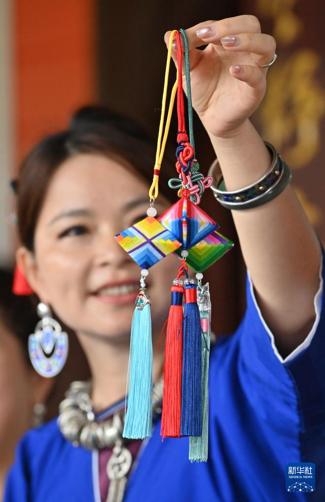 广西三江：绽放指尖的侗族吉祥花