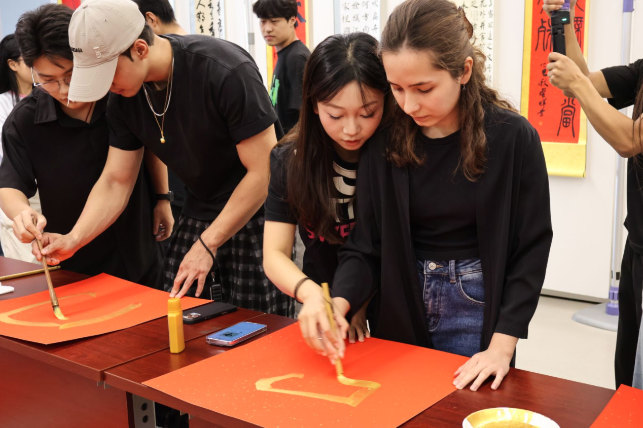 “洋学生”中国说｜丹青送祝福！多国留学生学习体验中国书法：“我爱你中国”