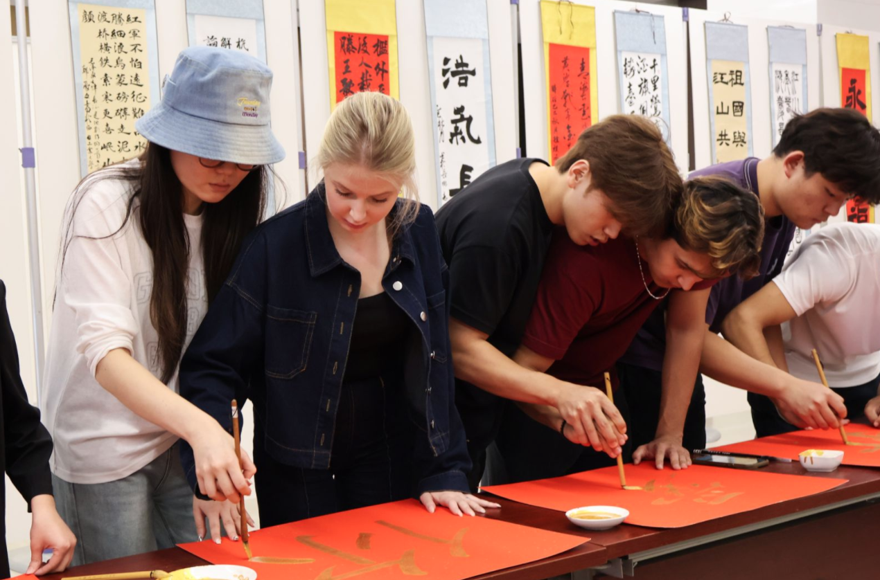 “洋学生”中国说｜丹青送祝福！多国留学生学习体验中国书法：“我爱你中国”